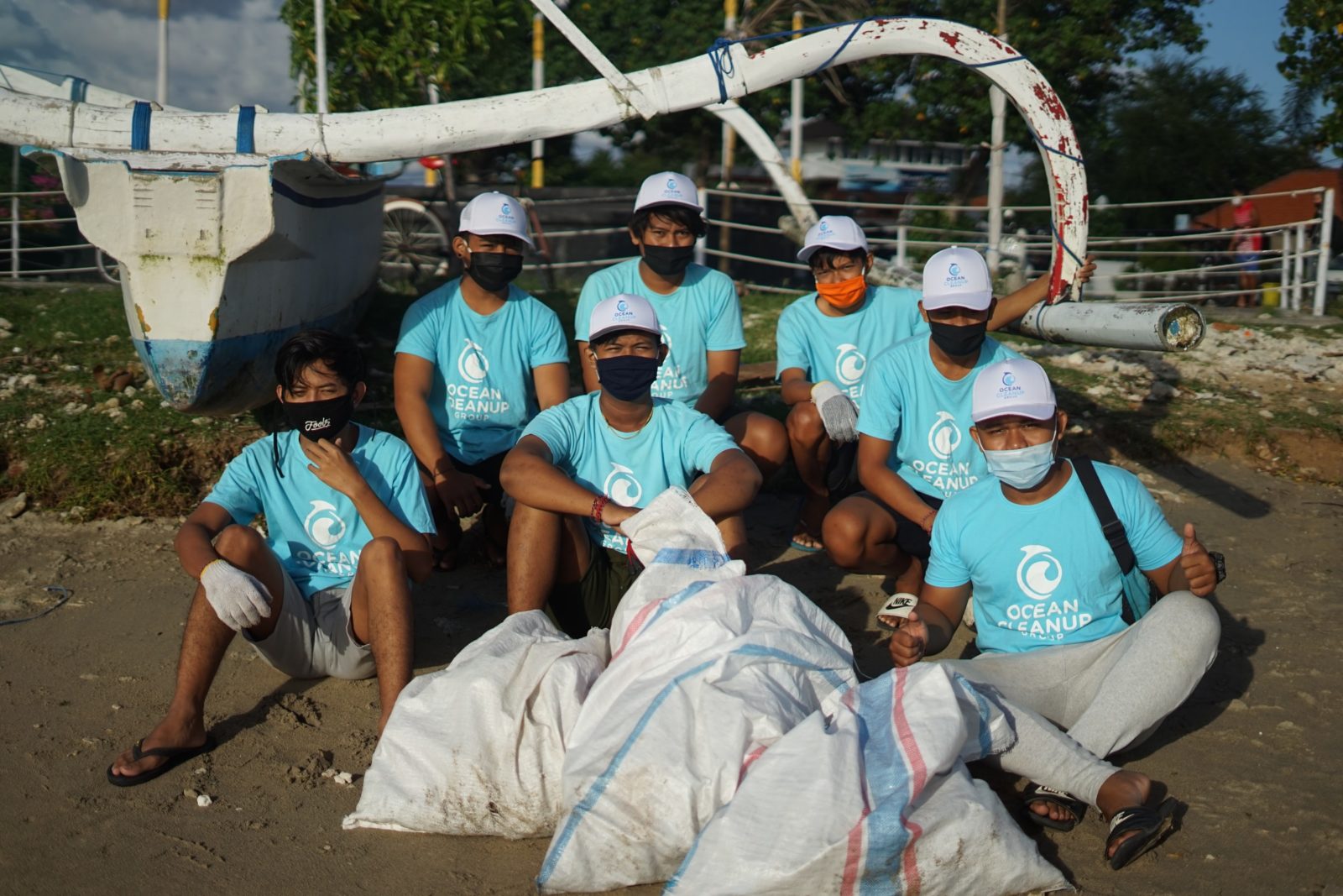 a group of volunteers. pandemic philanthropy